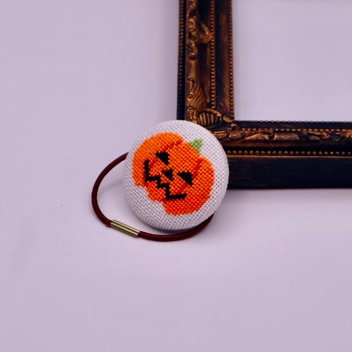 ジャックオランタン　ハロウィン　かぼちゃ　くるみボタン　クロスステッチ刺繍1枚目の画像